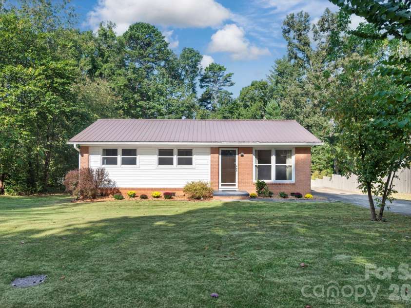 220 Richmond Hill Drive, Asheville, NC 28806.  MLS# CAR4426706, YatesRealty ID 52767. 