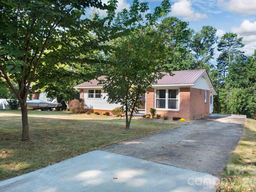 220 Richmond Hill Drive, Asheville, NC 28806.  MLS# CAR4426706, YatesRealty ID 52767. 
