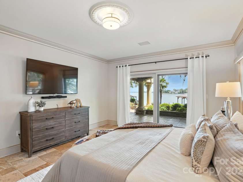 20428 Island Forest Drive, Cornelius, NC 28031.  MLS# CAR4243921, YatesRealty ID 5277. 