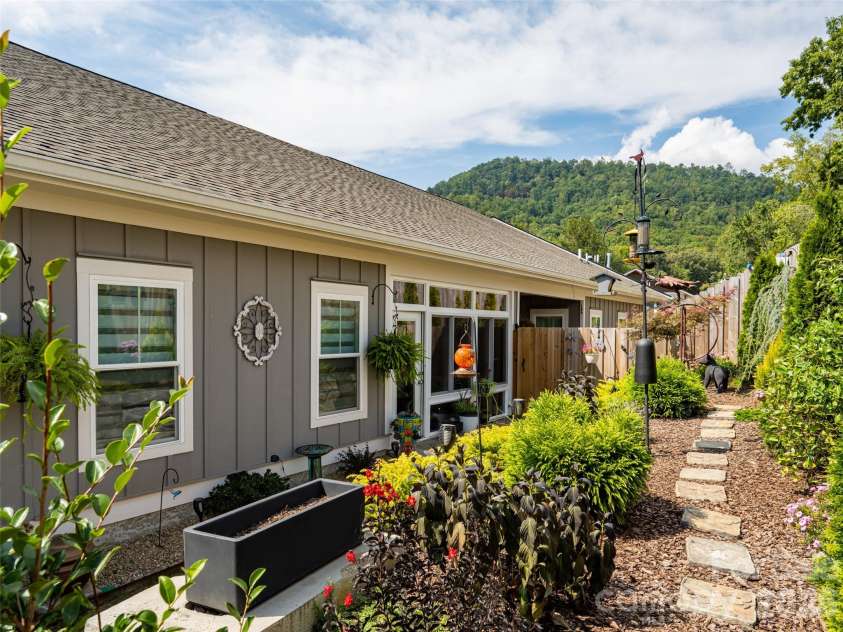 9 Cozy Cottage Way, Arden, NC 28704.  MLS# CAR4428173, YatesRealty ID 52775. 