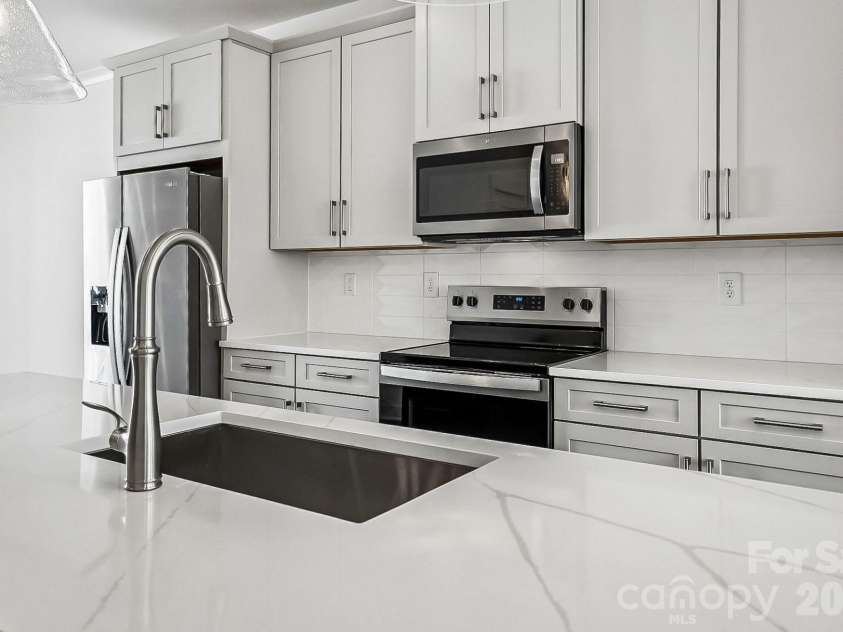1128 Kokomo Lane, Charlotte, NC 28206.  MLS# CAR4387962, YatesRealty ID 52779. 