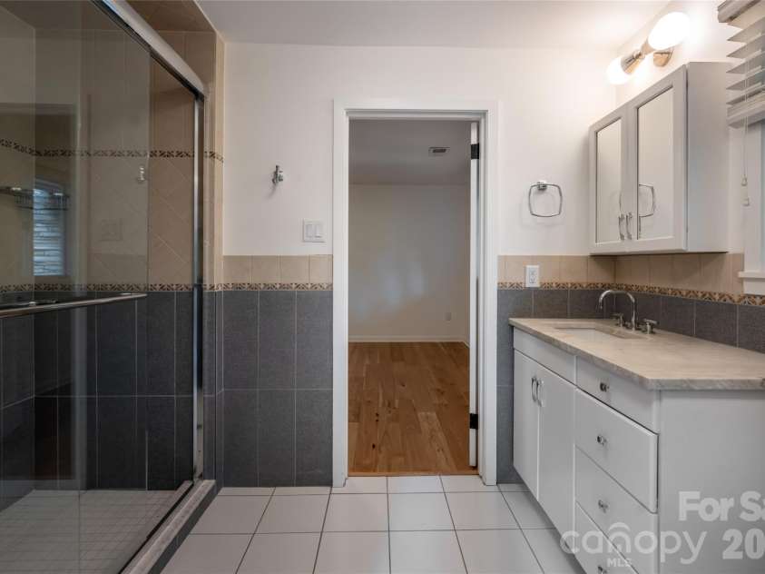 6 Deerfield Road, Asheville, NC 28803.  MLS# CAR4423858, YatesRealty ID 52791. Shared Bath