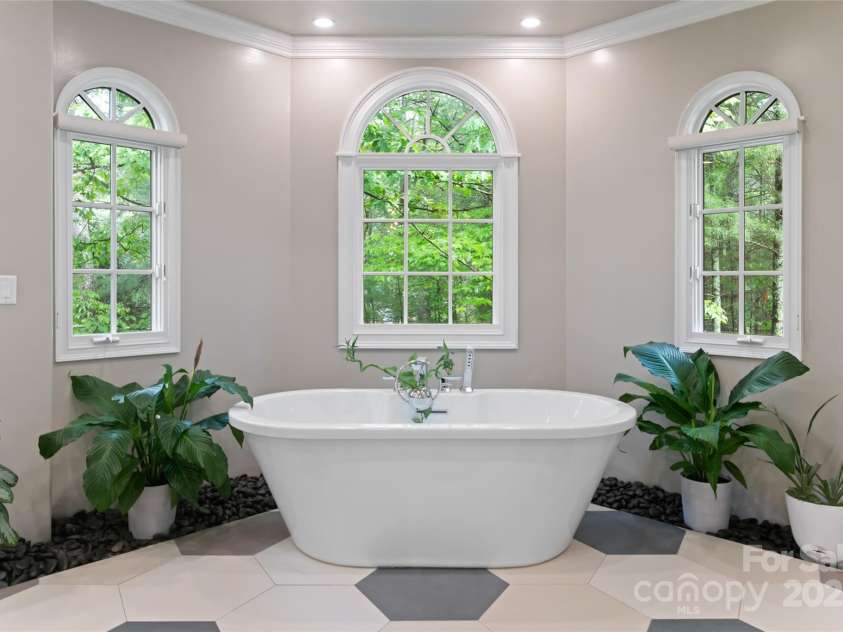 18 Cedar Hill Drive, Asheville, NC 28803.  MLS# CAR4141644, YatesRealty ID 528. 