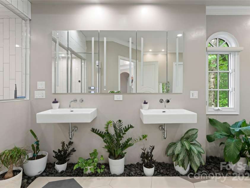 18 Cedar Hill Drive, Asheville, NC 28803.  MLS# CAR4141644, YatesRealty ID 528. 