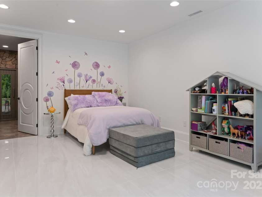 18 Cedar Hill Drive, Asheville, NC 28803.  MLS# CAR4141644, YatesRealty ID 528. 