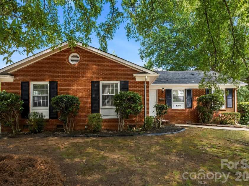 4700 Woodway Place, Charlotte, NC 28208.  MLS# CAR4426668, YatesRealty ID 52800. 