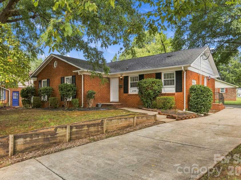 4700 Woodway Place, Charlotte, NC 28208.  MLS# CAR4426668, YatesRealty ID 52800. 