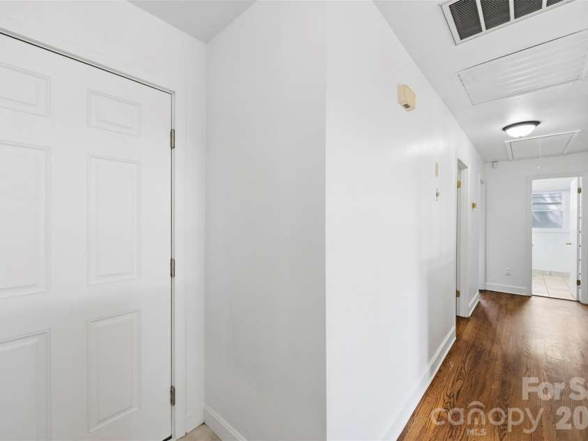 4700 Woodway Place, Charlotte, NC 28208.  MLS# CAR4426668, YatesRealty ID 52800. 