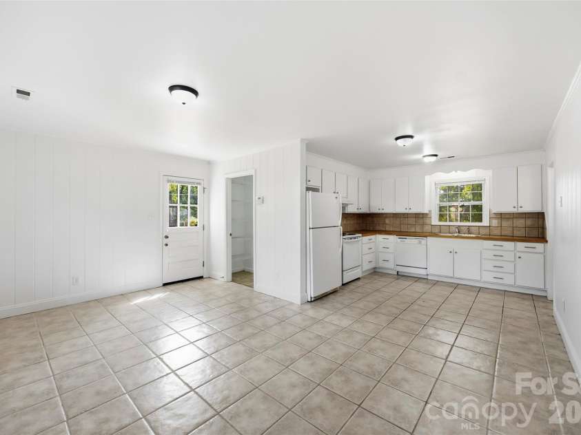 4700 Woodway Place, Charlotte, NC 28208.  MLS# CAR4426668, YatesRealty ID 52800. 
