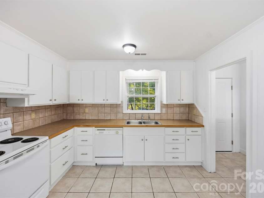 4700 Woodway Place, Charlotte, NC 28208.  MLS# CAR4426668, YatesRealty ID 52800. 