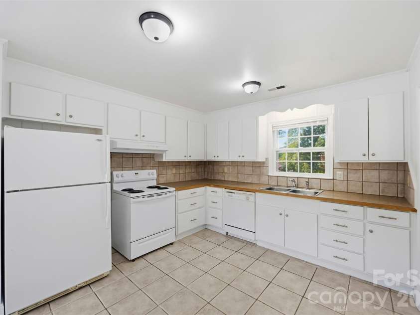 4700 Woodway Place, Charlotte, NC 28208.  MLS# CAR4426668, YatesRealty ID 52800. 