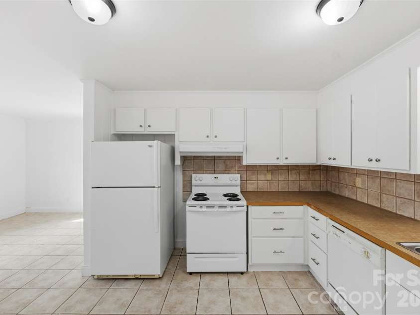 4700 Woodway Place, Charlotte, NC 28208.  MLS# CAR4426668, YatesRealty ID 52800. 