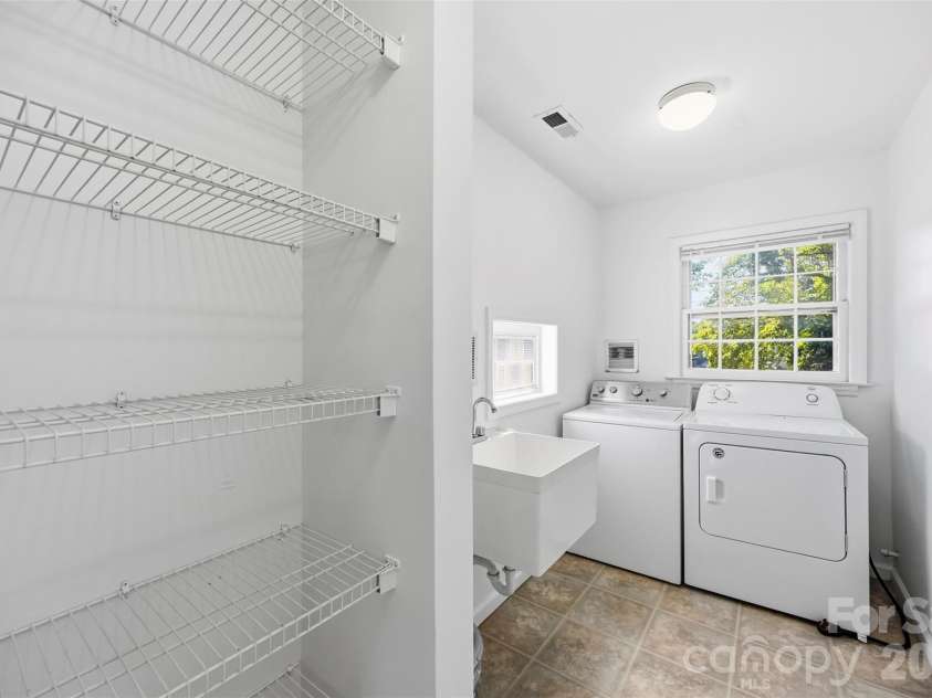 4700 Woodway Place, Charlotte, NC 28208.  MLS# CAR4426668, YatesRealty ID 52800. 