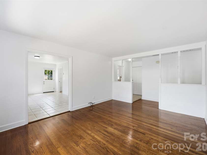 4700 Woodway Place, Charlotte, NC 28208.  MLS# CAR4426668, YatesRealty ID 52800. 