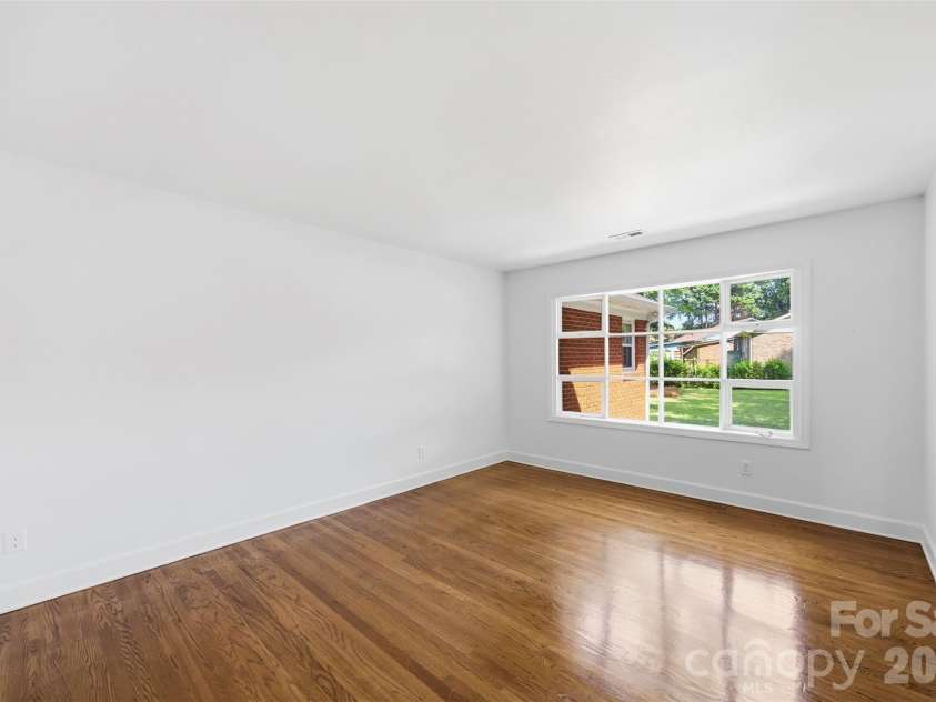 4700 Woodway Place, Charlotte, NC 28208.  MLS# CAR4426668, YatesRealty ID 52800. 