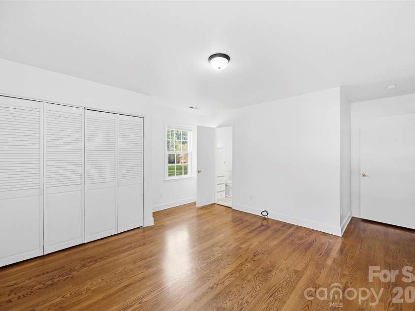 4700 Woodway Place, Charlotte, NC 28208.  MLS# CAR4426668, YatesRealty ID 52800. 