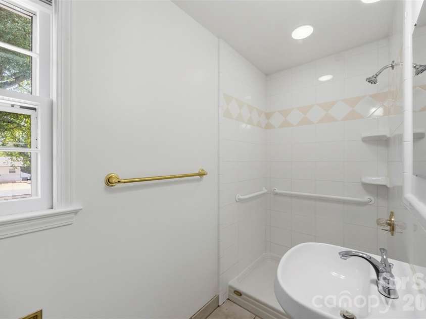 4700 Woodway Place, Charlotte, NC 28208.  MLS# CAR4426668, YatesRealty ID 52800. 
