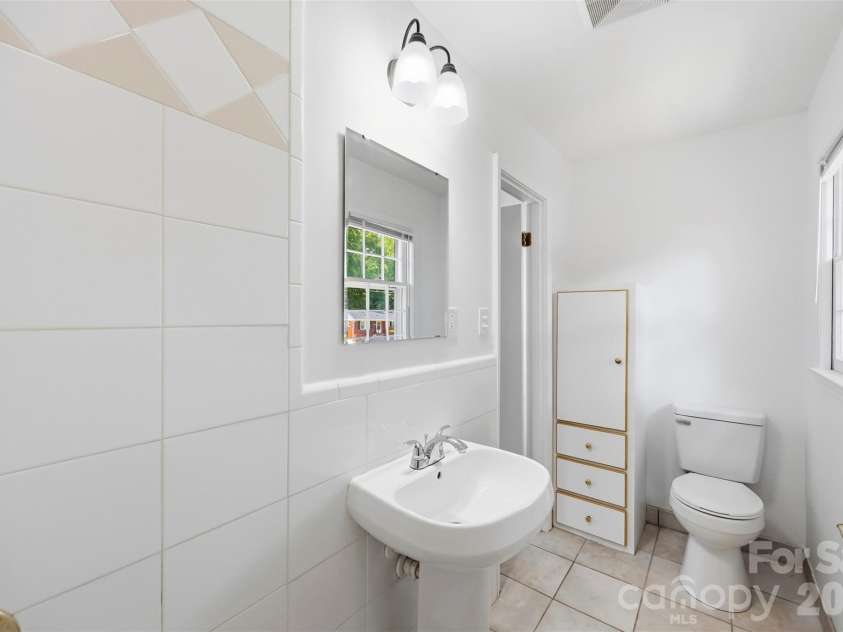 4700 Woodway Place, Charlotte, NC 28208.  MLS# CAR4426668, YatesRealty ID 52800. 