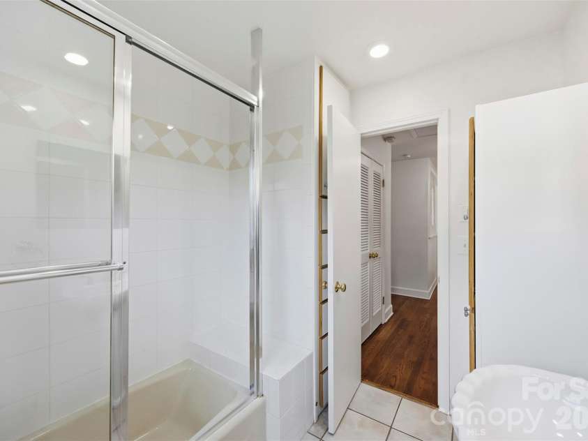 4700 Woodway Place, Charlotte, NC 28208.  MLS# CAR4426668, YatesRealty ID 52800. 
