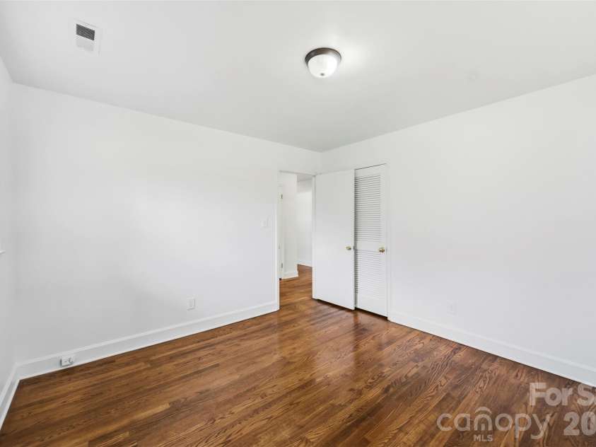 4700 Woodway Place, Charlotte, NC 28208.  MLS# CAR4426668, YatesRealty ID 52800. 