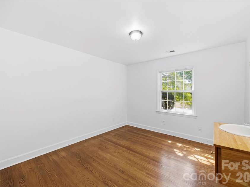 4700 Woodway Place, Charlotte, NC 28208.  MLS# CAR4426668, YatesRealty ID 52800. 
