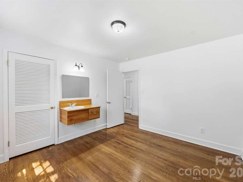 4700 Woodway Place, Charlotte, NC 28208.  MLS# CAR4426668, YatesRealty ID 52800. 