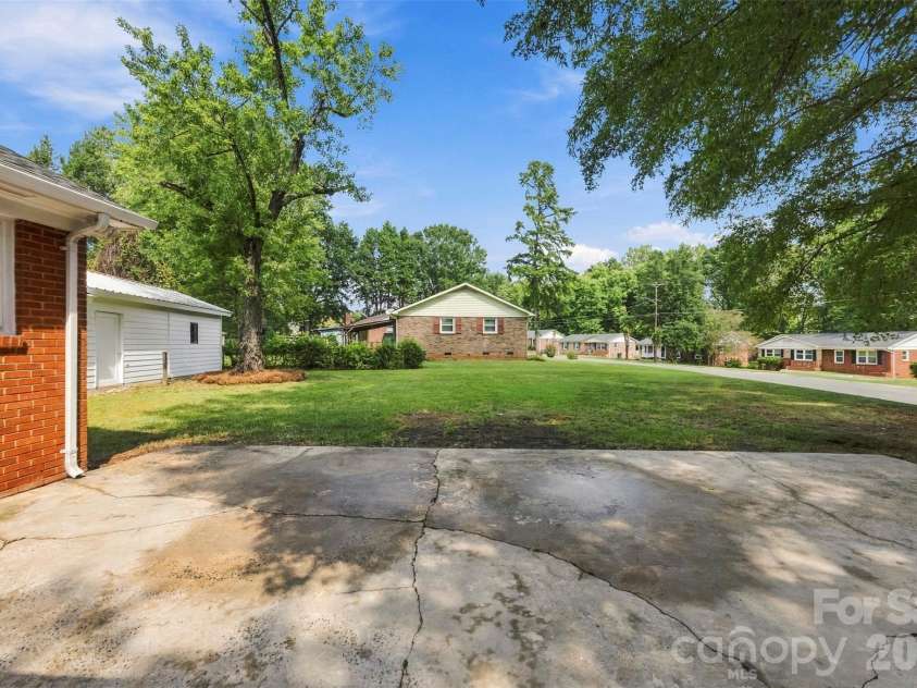 4700 Woodway Place, Charlotte, NC 28208.  MLS# CAR4426668, YatesRealty ID 52800. 
