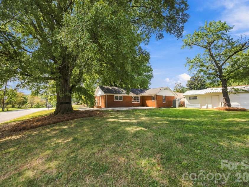 4700 Woodway Place, Charlotte, NC 28208.  MLS# CAR4426668, YatesRealty ID 52800. 