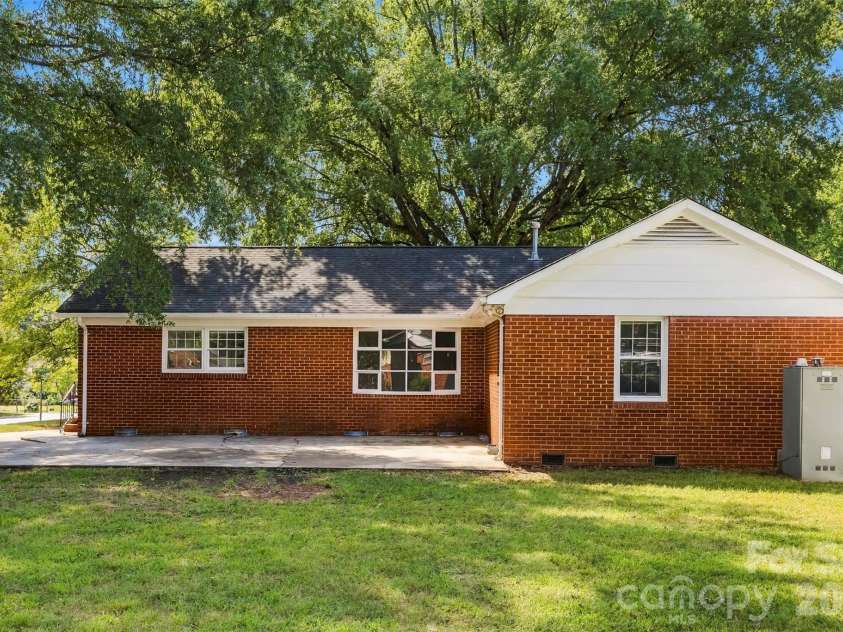 4700 Woodway Place, Charlotte, NC 28208.  MLS# CAR4426668, YatesRealty ID 52800. 