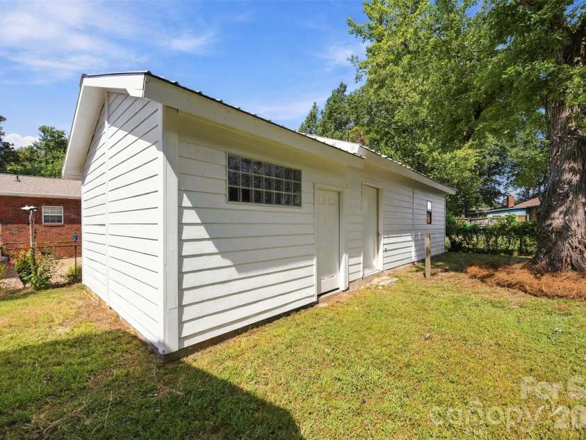 4700 Woodway Place, Charlotte, NC 28208.  MLS# CAR4426668, YatesRealty ID 52800. 