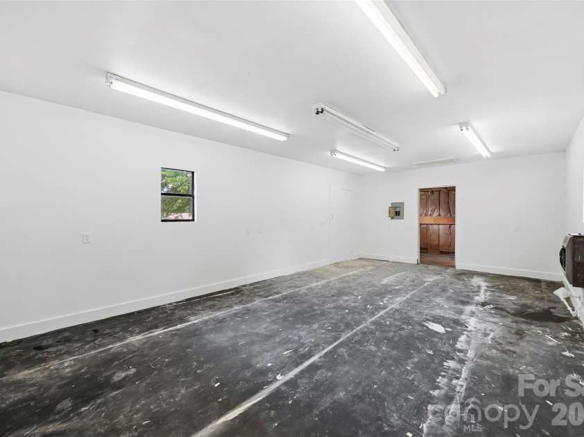 4700 Woodway Place, Charlotte, NC 28208.  MLS# CAR4426668, YatesRealty ID 52800. 