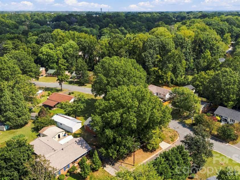 4700 Woodway Place, Charlotte, NC 28208.  MLS# CAR4426668, YatesRealty ID 52800. 
