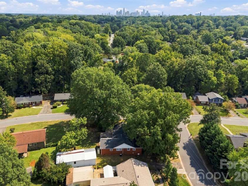 4700 Woodway Place, Charlotte, NC 28208.  MLS# CAR4426668, YatesRealty ID 52800. 