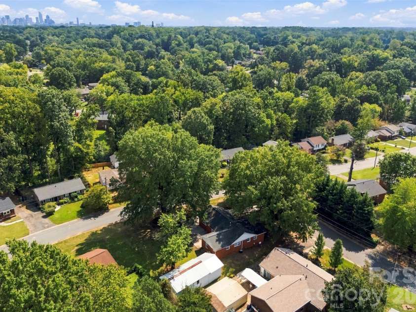 4700 Woodway Place, Charlotte, NC 28208.  MLS# CAR4426668, YatesRealty ID 52800. 