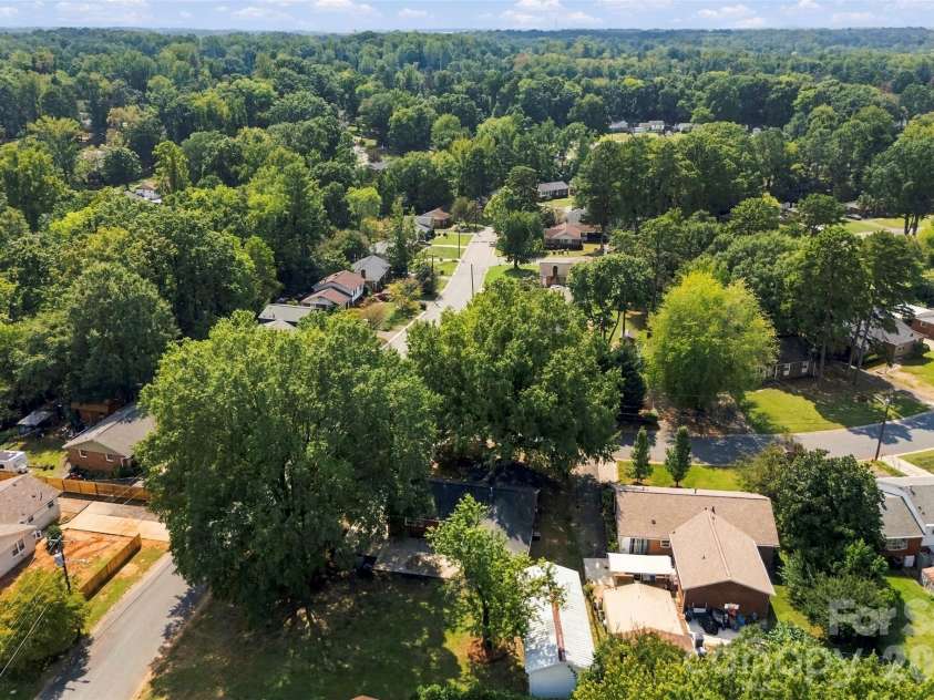 4700 Woodway Place, Charlotte, NC 28208.  MLS# CAR4426668, YatesRealty ID 52800. 