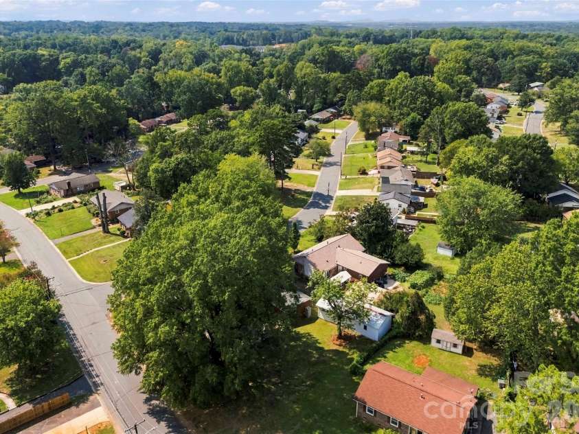 4700 Woodway Place, Charlotte, NC 28208.  MLS# CAR4426668, YatesRealty ID 52800. 