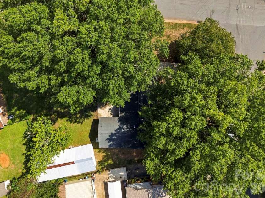 4700 Woodway Place, Charlotte, NC 28208.  MLS# CAR4426668, YatesRealty ID 52800. 