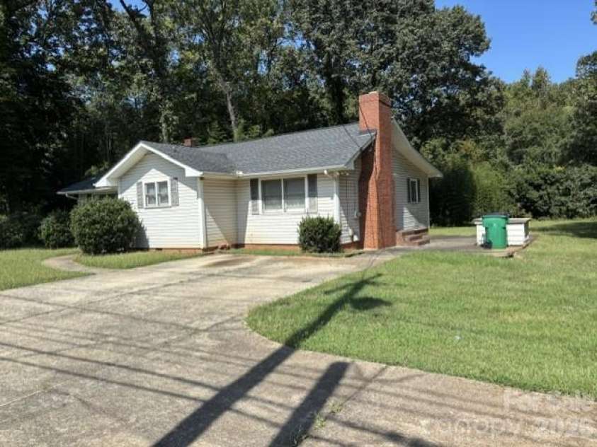 7331 Mallard Creek Road, Charlotte, NC 28262.  MLS# CAR4425959, YatesRealty ID 52806. 