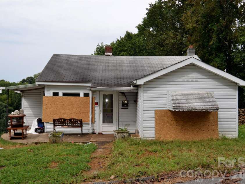 440 Hillcrest Street, Marion, NC 28752.  MLS# CAR4426875, YatesRealty ID 52808. 