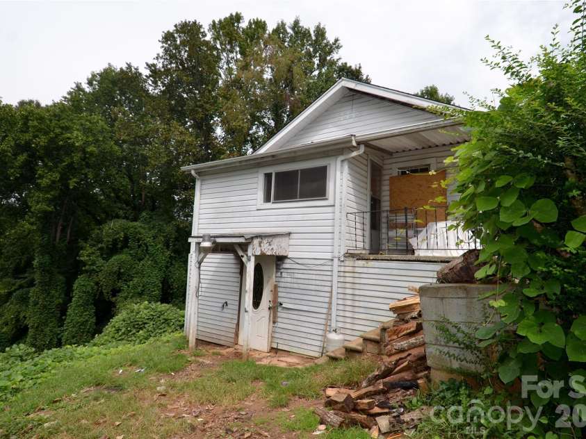 440 Hillcrest Street, Marion, NC 28752.  MLS# CAR4426875, YatesRealty ID 52808. 