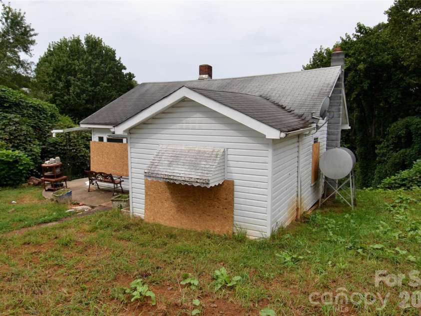 440 Hillcrest Street, Marion, NC 28752.  MLS# CAR4426875, YatesRealty ID 52808. 