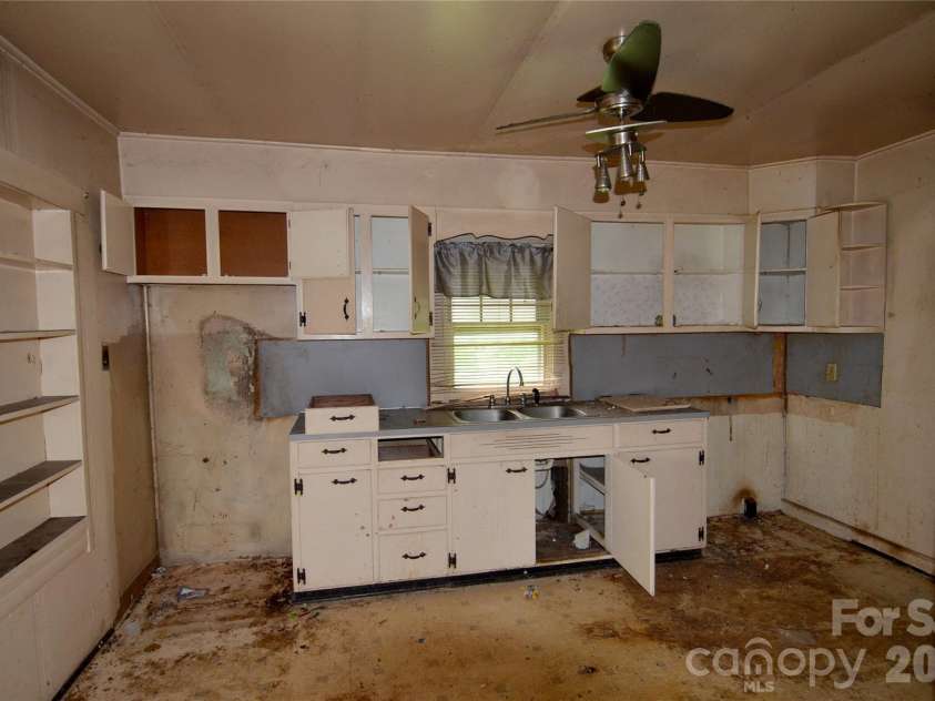 440 Hillcrest Street, Marion, NC 28752.  MLS# CAR4426875, YatesRealty ID 52808. 
