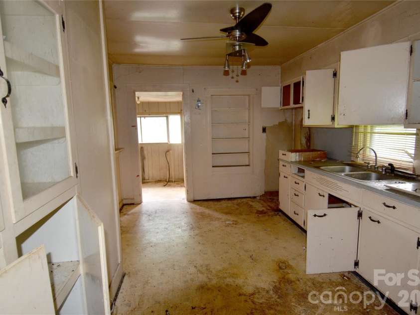 440 Hillcrest Street, Marion, NC 28752.  MLS# CAR4426875, YatesRealty ID 52808. 