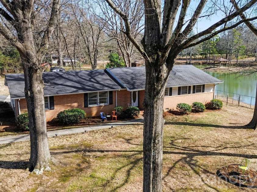 4831 Dogwood Place, Charlotte, NC 28212.  MLS# CAR4349892, YatesRealty ID 5281. Brick ranch overlooking pond