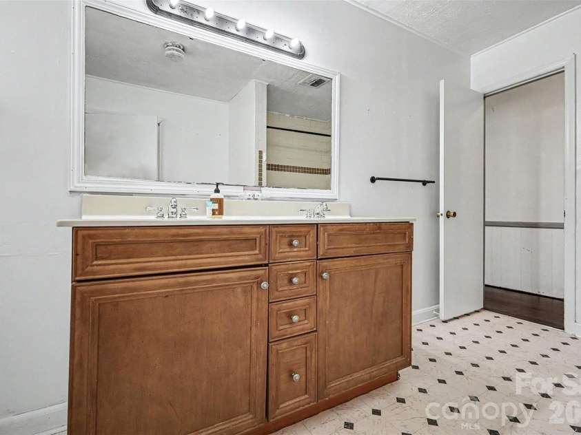 4831 Dogwood Place, Charlotte, NC 28212.  MLS# CAR4349892, YatesRealty ID 5281. Hall bathroom