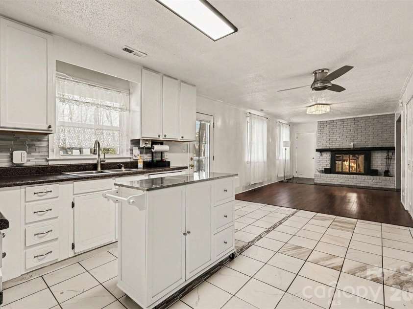 4831 Dogwood Place, Charlotte, NC 28212.  MLS# CAR4349892, YatesRealty ID 5281. Kitchen