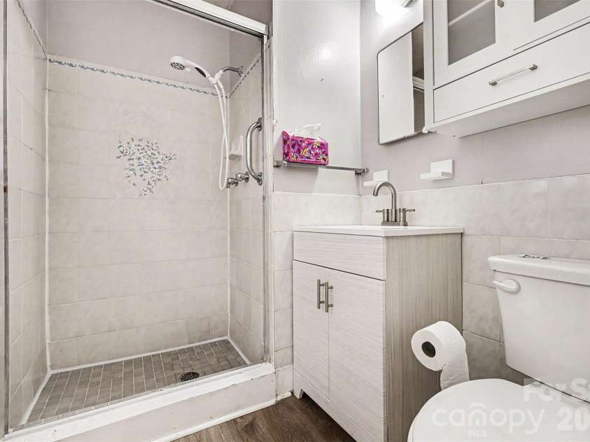 4831 Dogwood Place, Charlotte, NC 28212.  MLS# CAR4349892, YatesRealty ID 5281. Primary bath