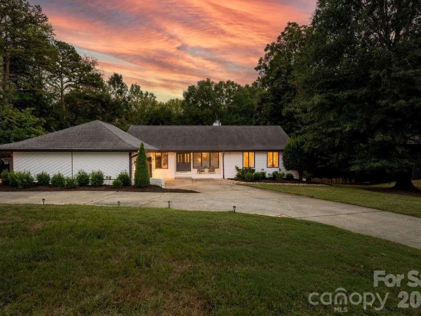 3525 Windbluff Drive, Charlotte, NC 28277.  MLS# CAR4428020, YatesRealty ID 52811. 