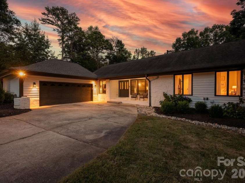 3525 Windbluff Drive, Charlotte, NC 28277.  MLS# CAR4428020, YatesRealty ID 52811. 