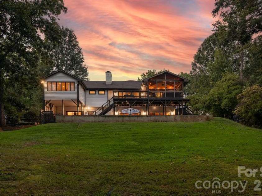 3525 Windbluff Drive, Charlotte, NC 28277.  MLS# CAR4428020, YatesRealty ID 52811. 